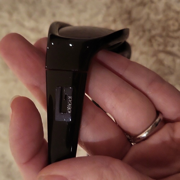 Gucci Stylish Black Sunglasses - Picture 4 of 8